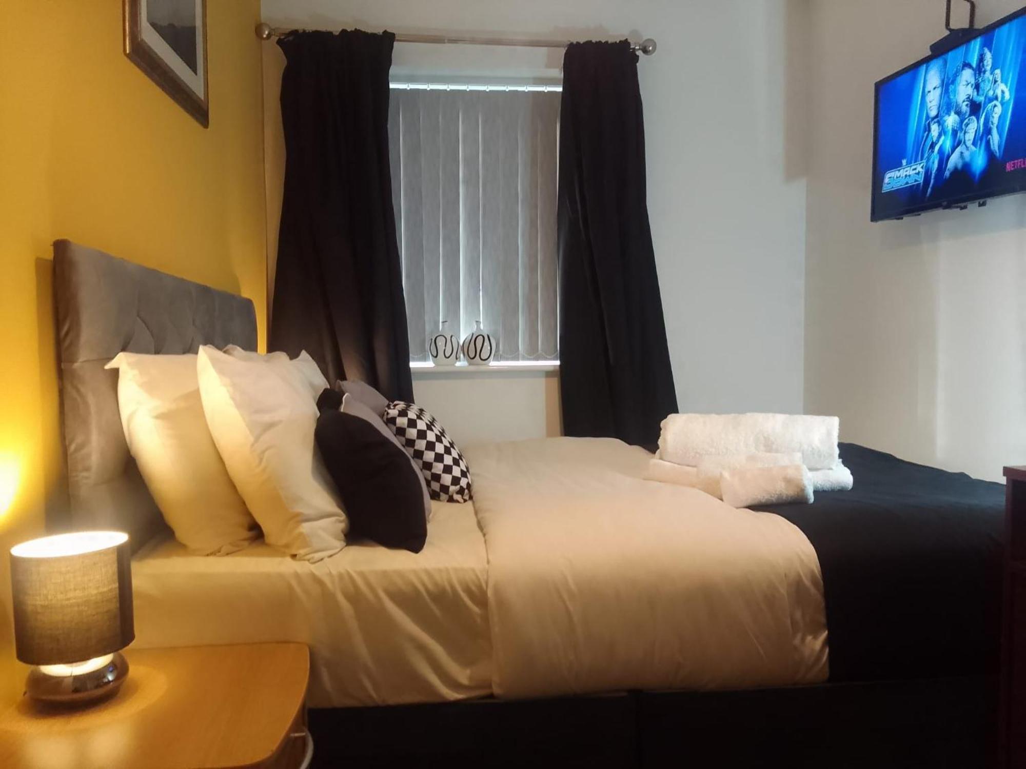 Ideal Home & Cottage Inviting 4 Bedroom Apartments วอลซอลล์ ภายนอก รูปภาพ
