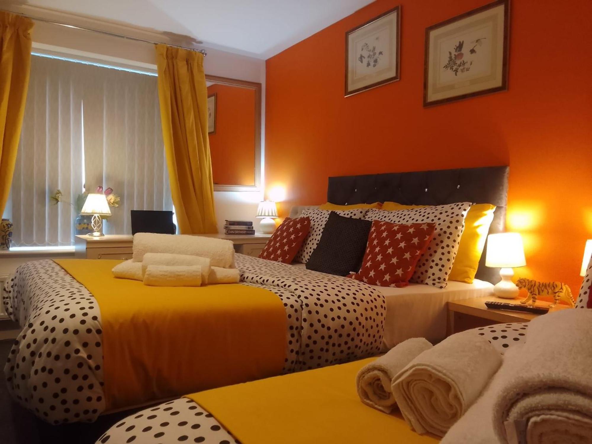 Ideal Home & Cottage Inviting 4 Bedroom Apartments วอลซอลล์ ภายนอก รูปภาพ