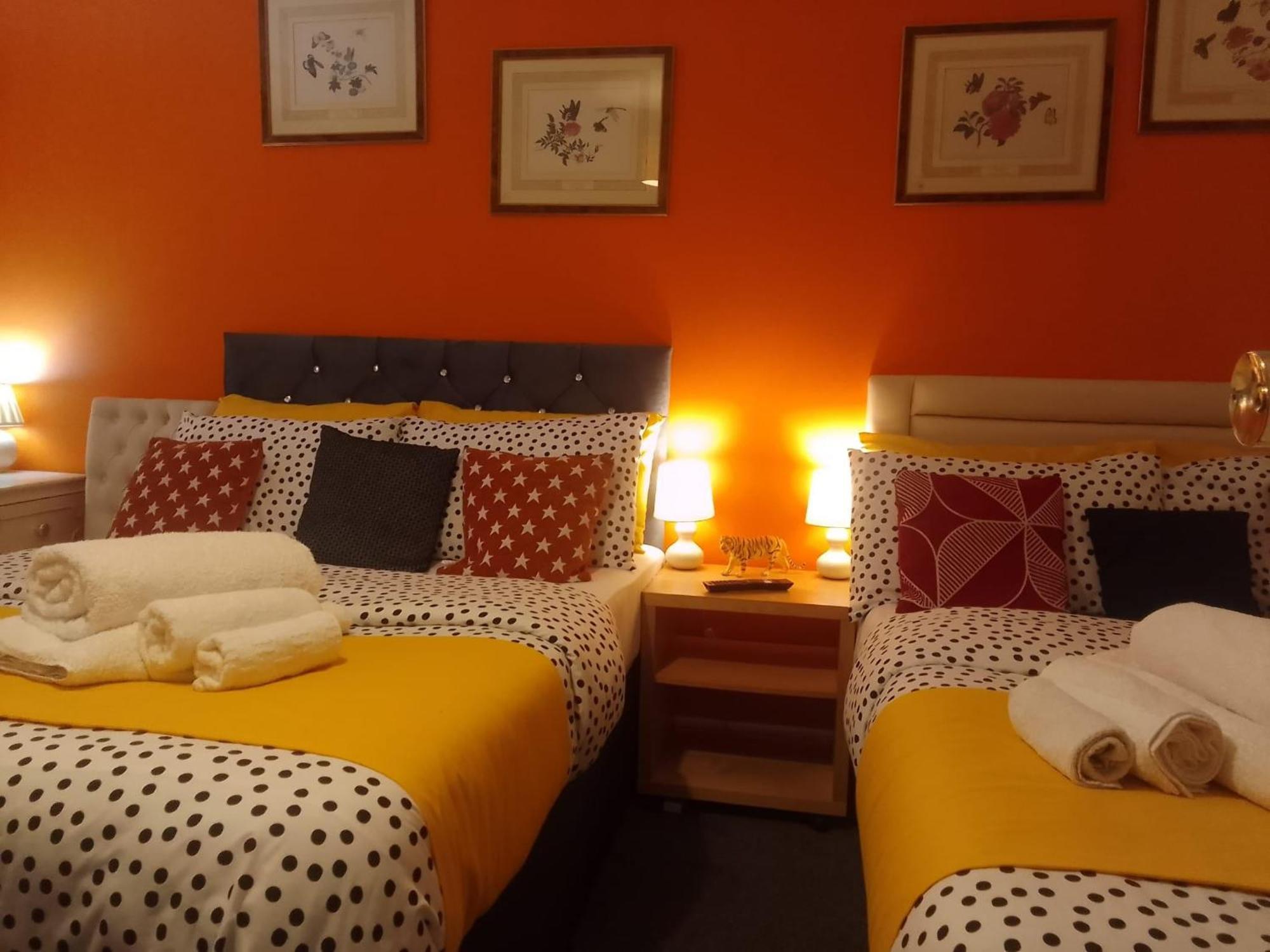 Ideal Home & Cottage Inviting 4 Bedroom Apartments วอลซอลล์ ภายนอก รูปภาพ